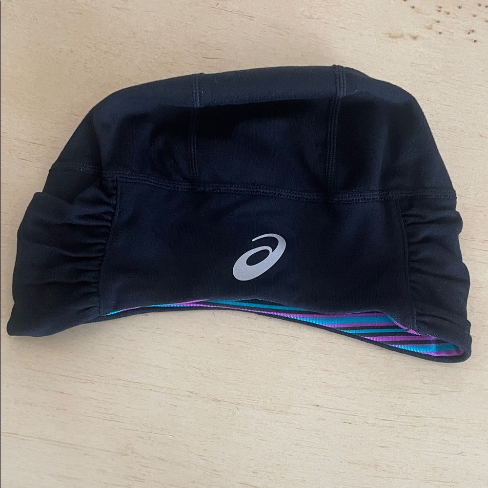 Asics Thermal Fitted Beanie in black with a striped interior lining - one Si